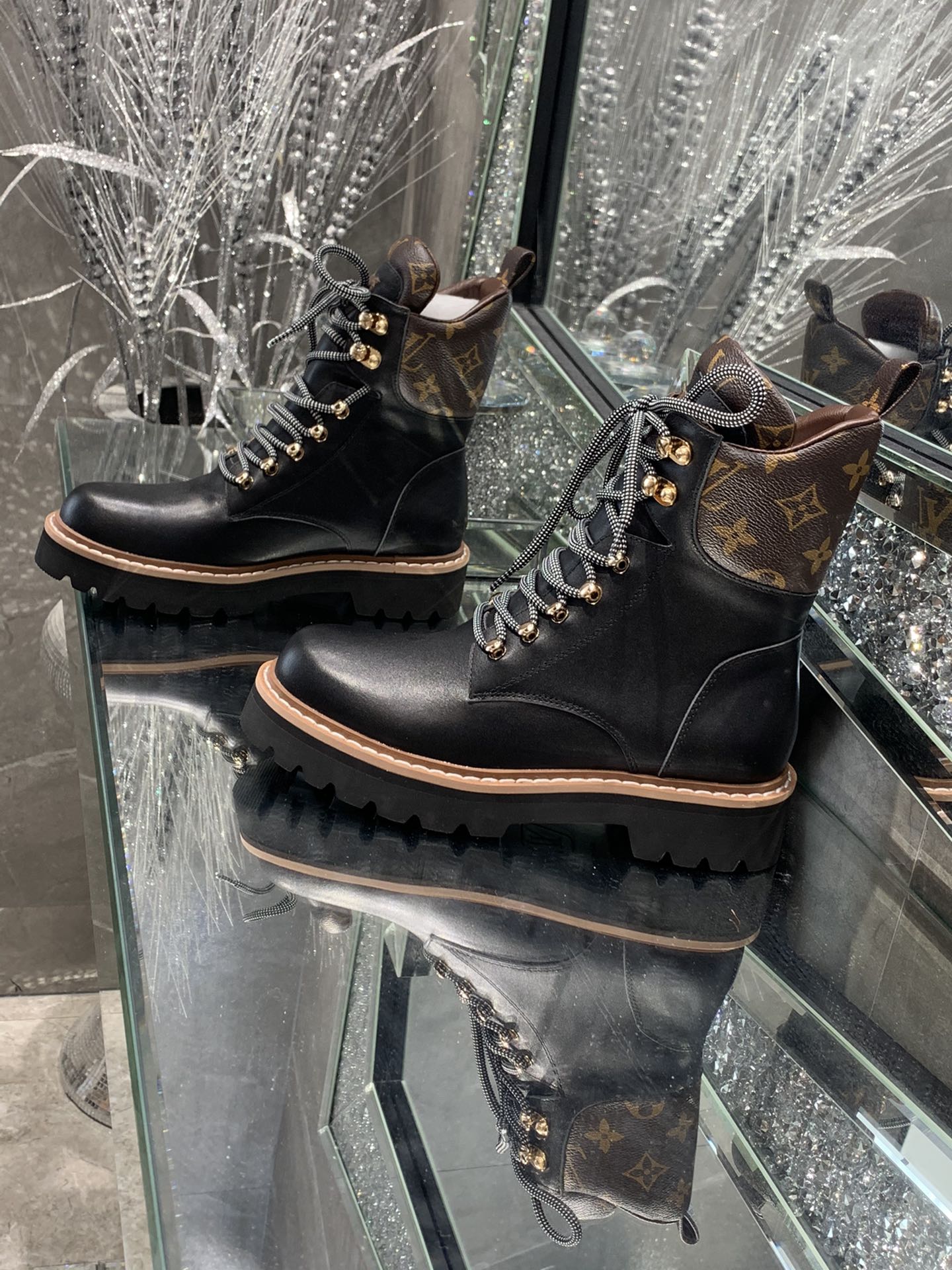 L0vis Vvtt0n Women’s Territory Flat Military Boots Black For Women LV 1A958N