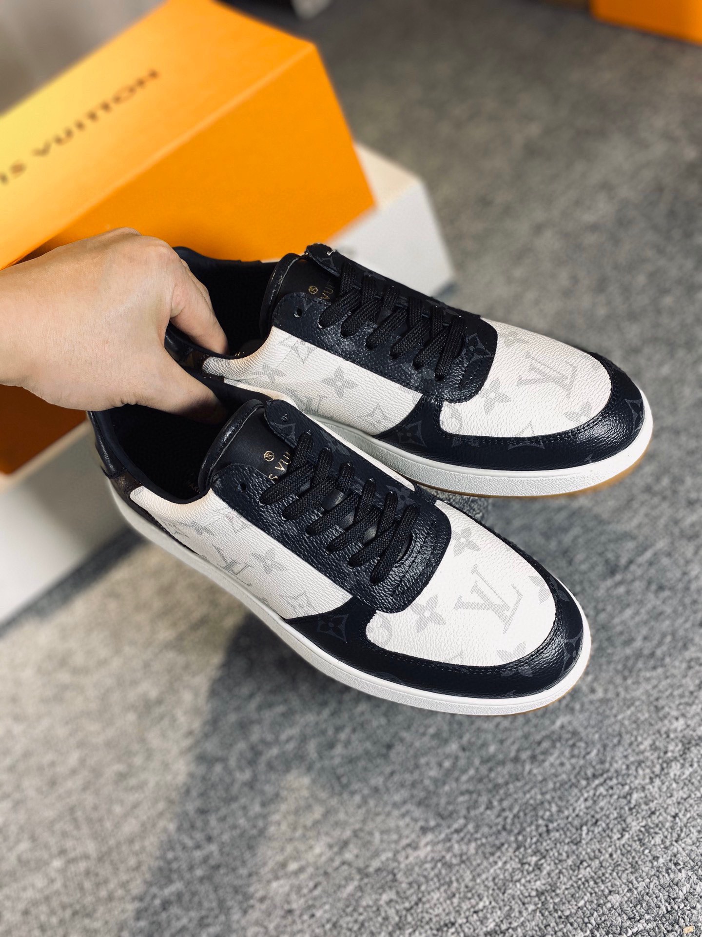 L0vis Vvtt0n Rivoli Sneaker Black And White For Men LV