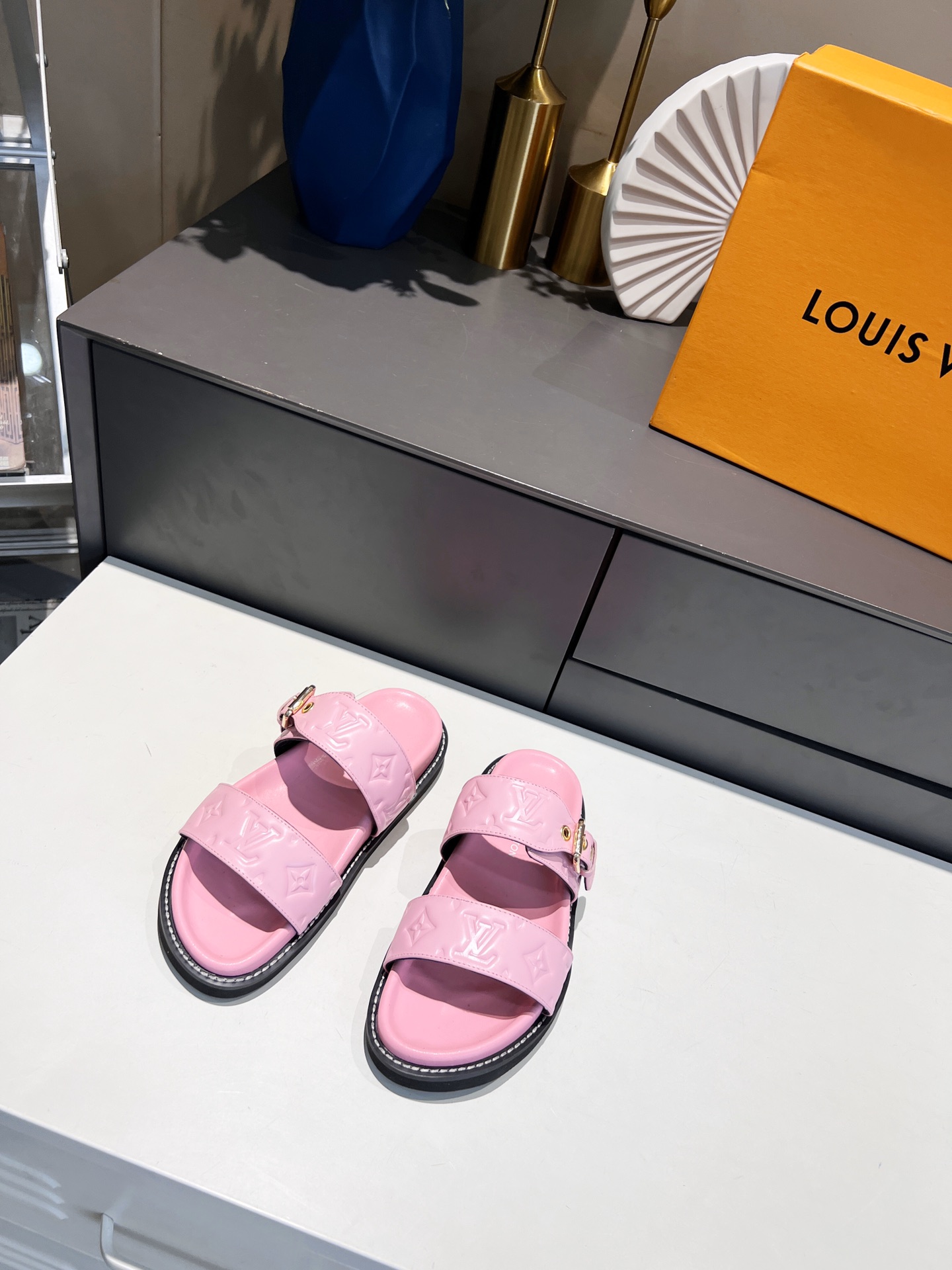 L0vis Vvtt0n Women’s Bom Dia Flat Mule Pink For Women LV