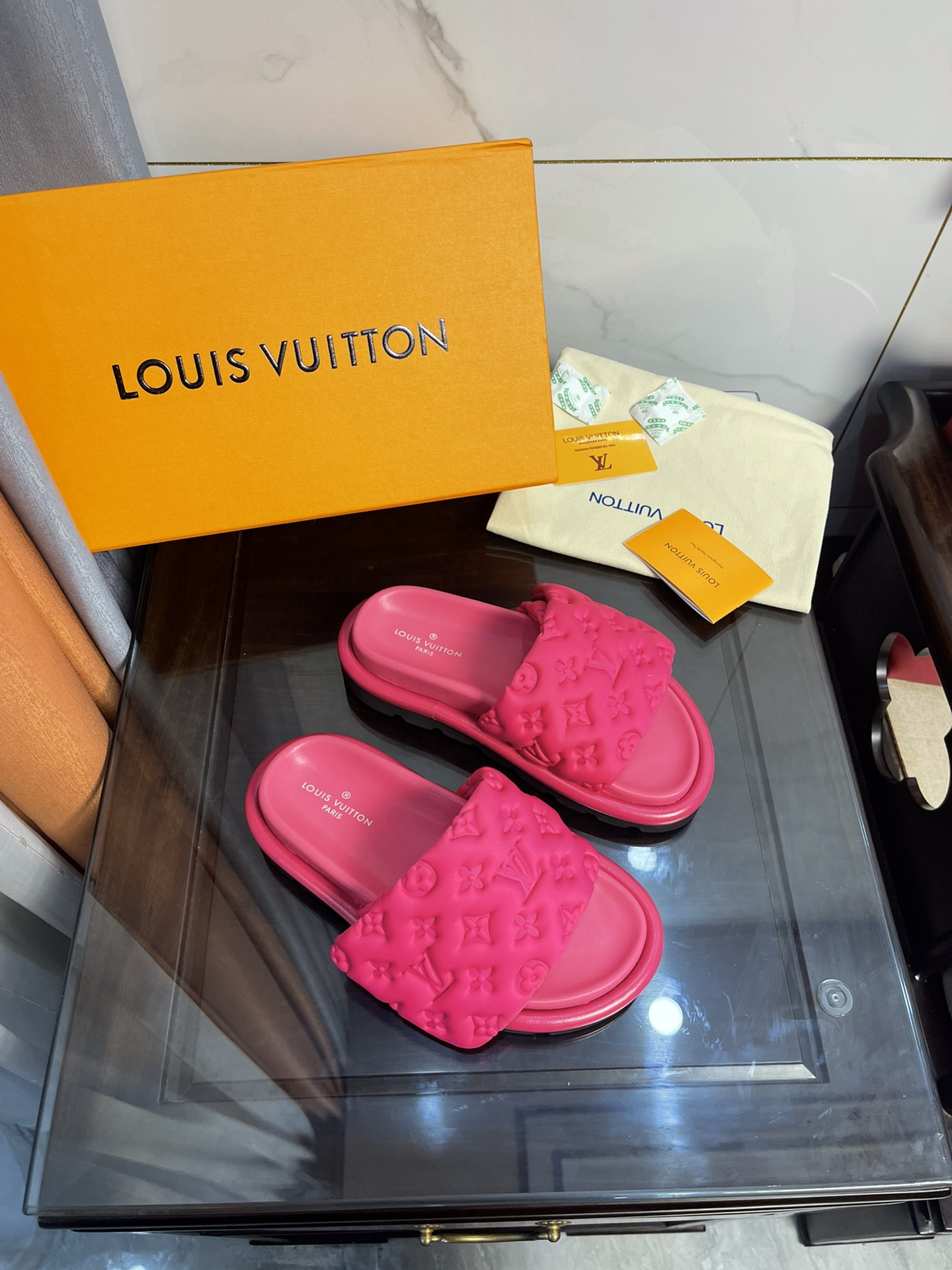 L0vis Vvtt0n Women’s Pool Pillow Comfort Flat Mule Fuchsia Pink For Women LV 1AA1DO