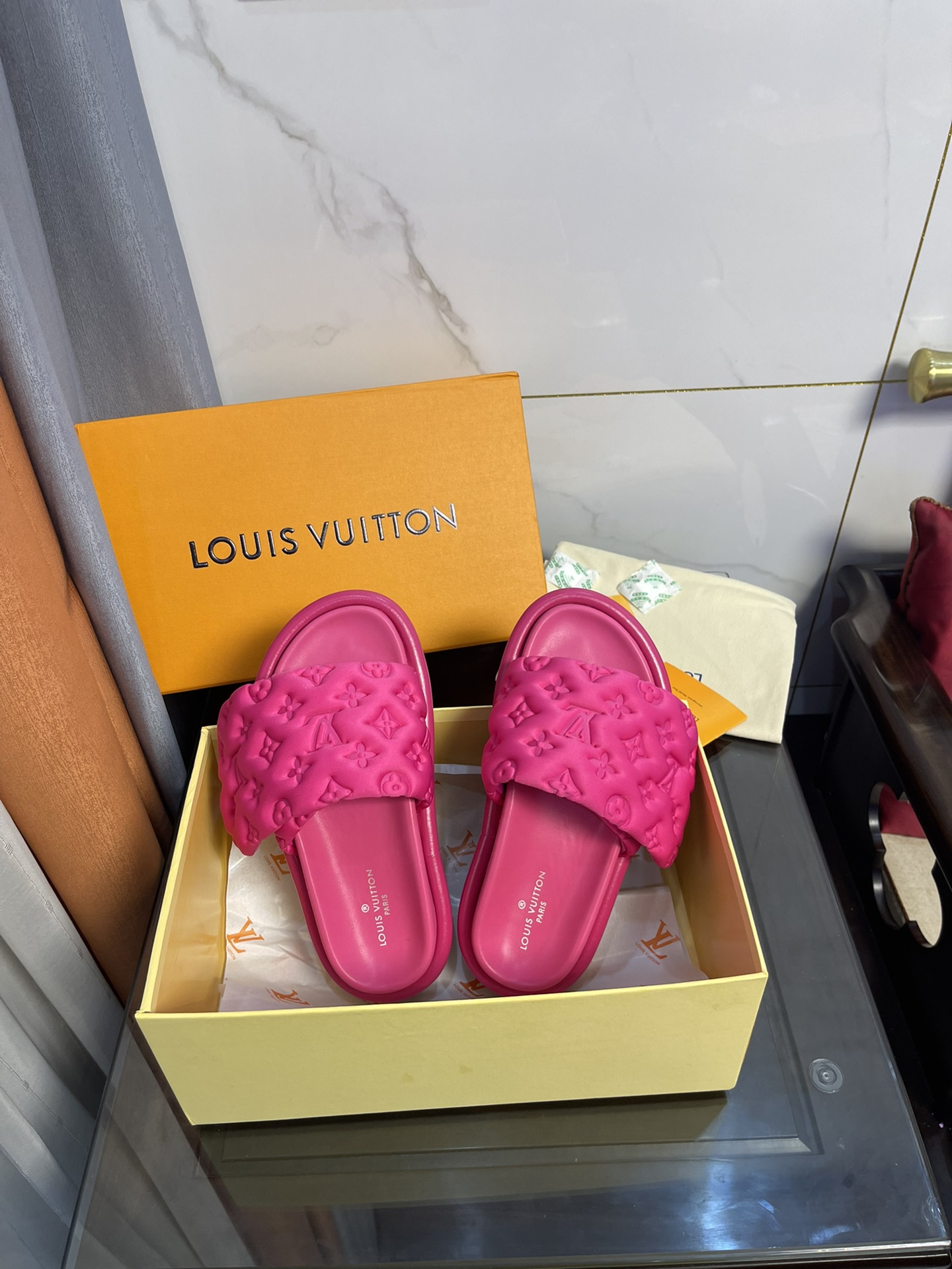 L0vis Vvtt0n Women’s Pool Pillow Comfort Flat Mule Fuchsia Pink For Women LV 1AA1DO
