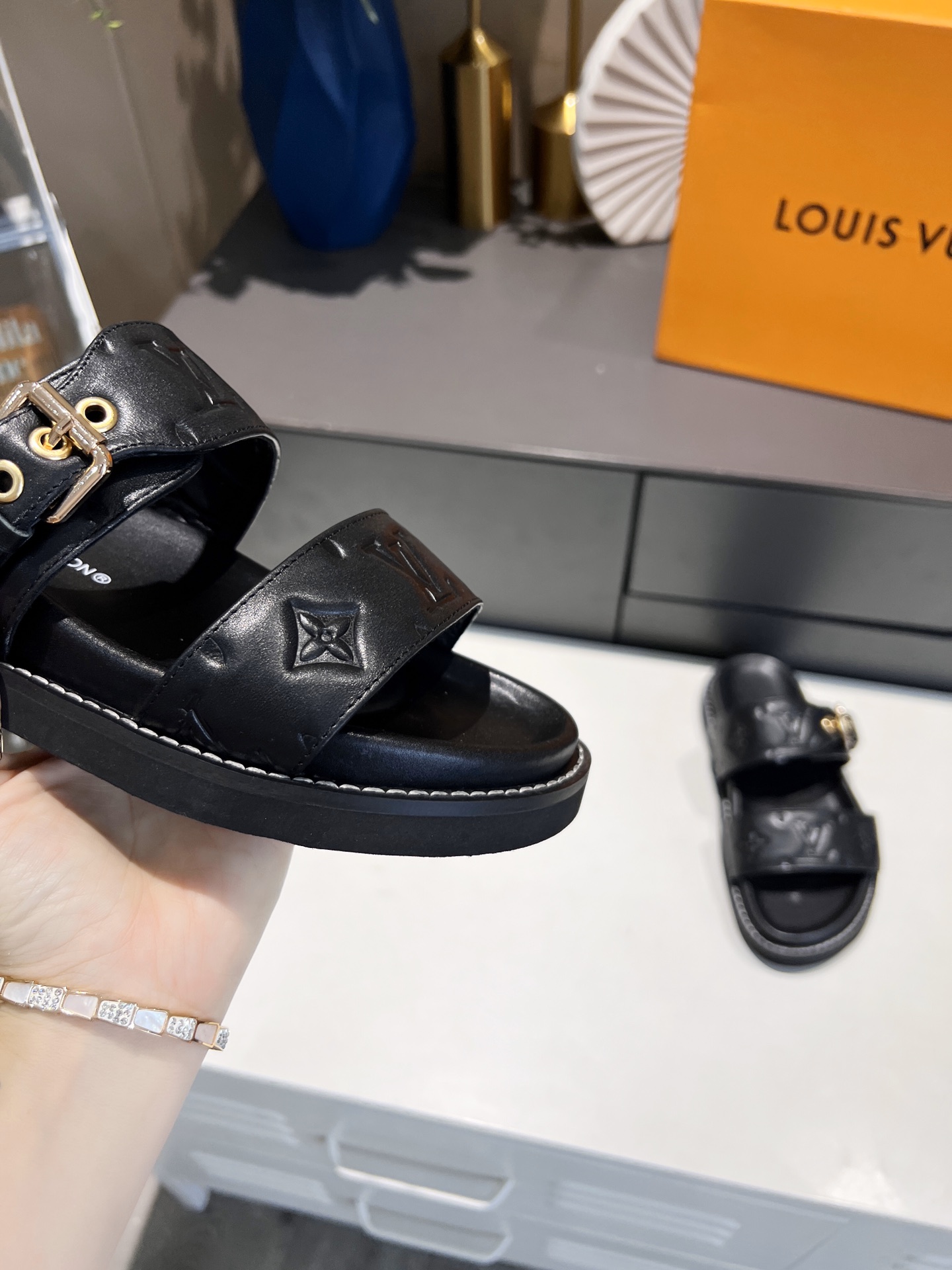 L0vis Vvtt0n Women’s Bom Dia Flat Mule Black For Women LV