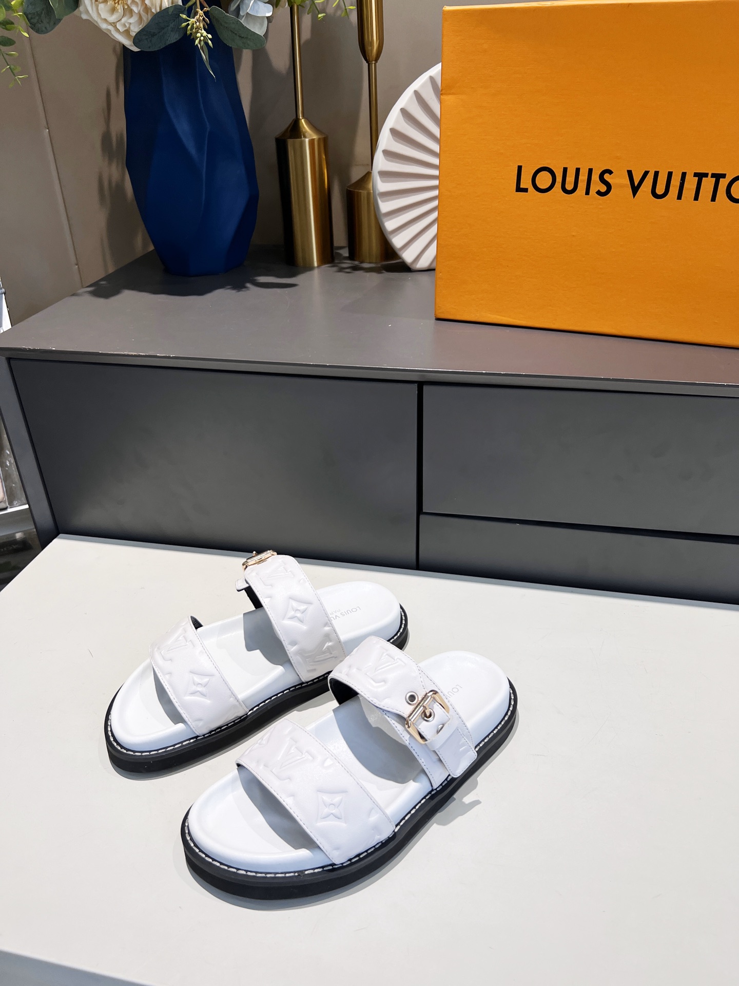 L0vis Vvtt0n Women’s Bom Dia Flat Mule White For Women LV