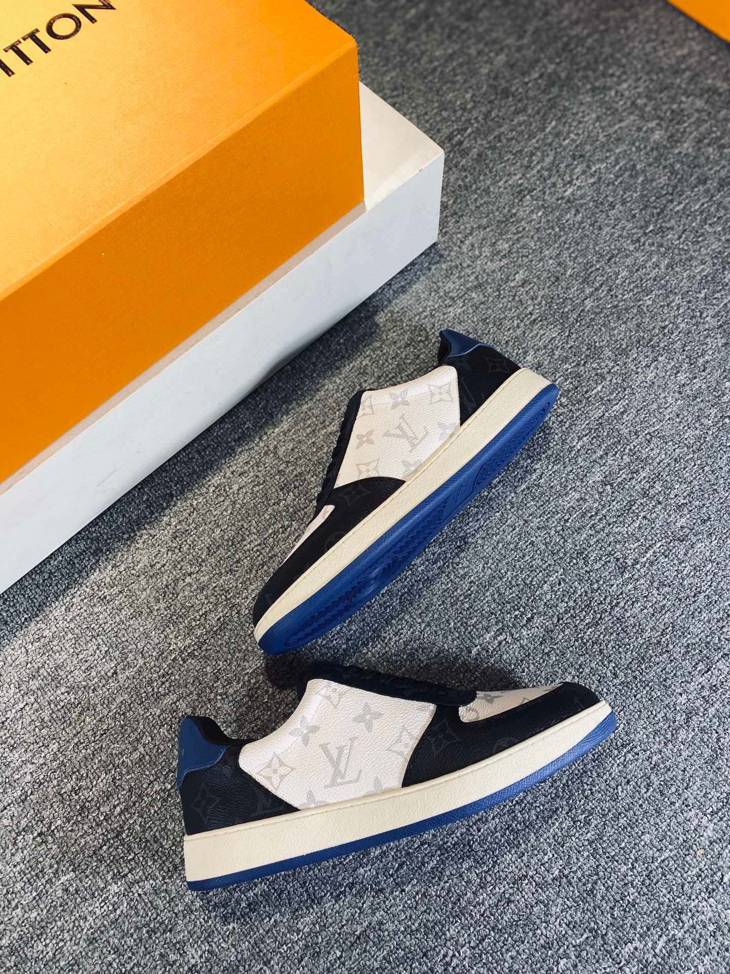 L0vis Vvtt0n Rivoli Sneaker Black And White For Men LV