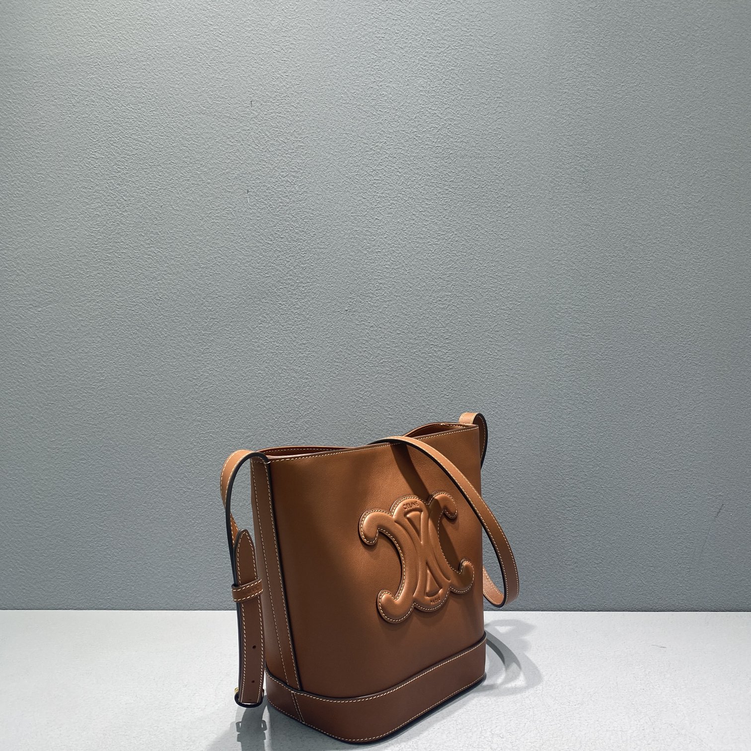 Ce1i*e Small Bucket Cuir Triomphe Brown For Women 9in/22cm 198243DU3.04LU