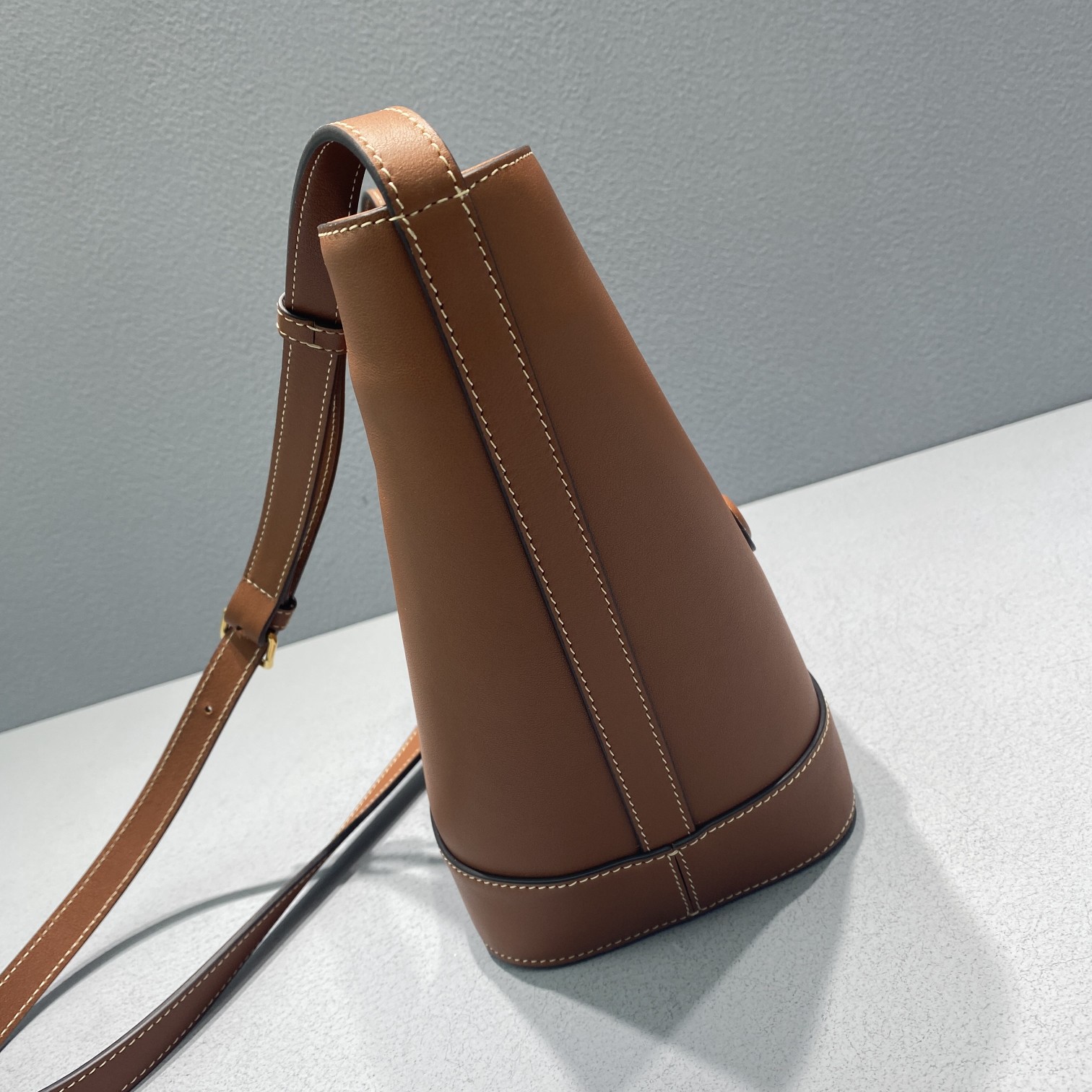 Ce1i*e Small Bucket Cuir Triomphe Brown For Women 9in/22cm 198243DU3.04LU
