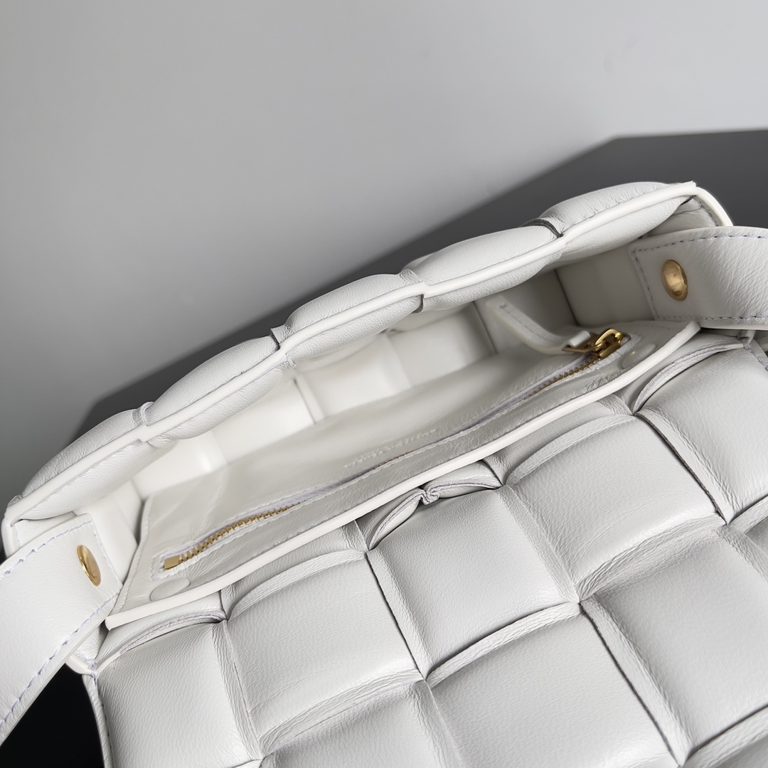 [True-to-ORIGINAL] B0tt*ga Ven*ta Small Padded Cassette White , For Women, Women’s Bags 7.5in/19cm 717506VCQR19009